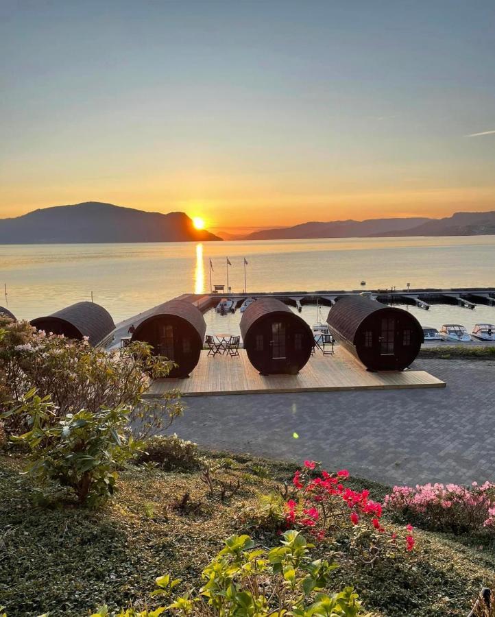 Sleeping Barrel Lodge Smaken Av Ryfylke Event As, Drives Ikke Som Hotell Hjelmeland Exterior foto